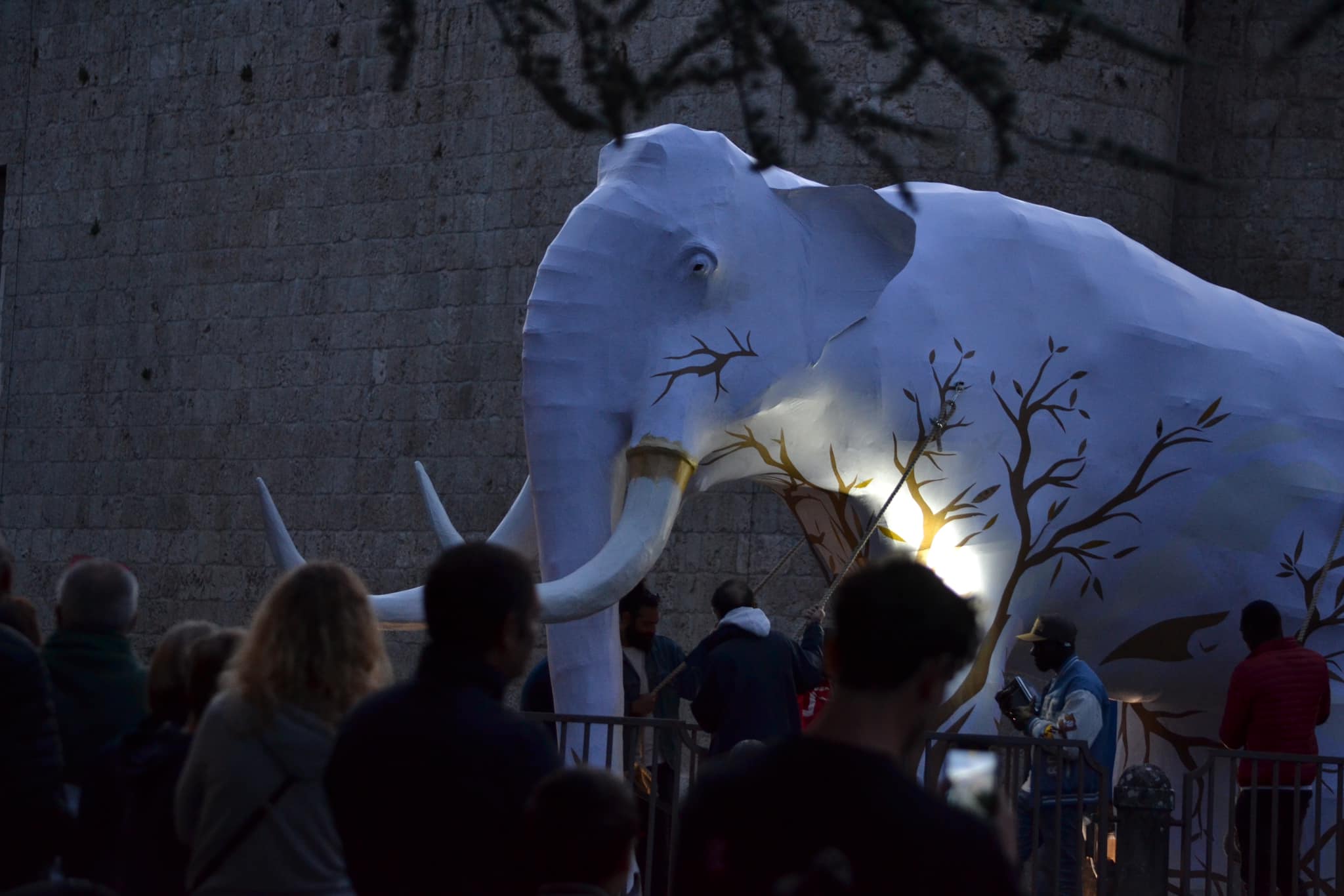 Fotografia della statua del mammut di Terre Sonanti